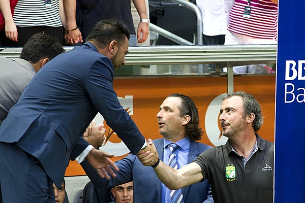 Juan Antonio Pizzi fue a la banca visitante a saludar a Juan Antonio Pizzi.