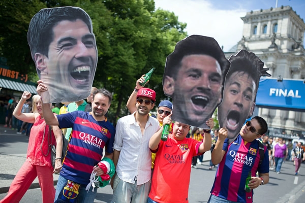 Jugadores de la Juventus llegaron de traje a la cita.