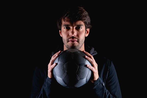 Kaká, el encargado de entregar el Balón de Oro al ganador.