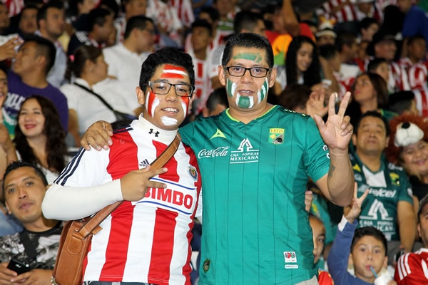 La afición de ambos equipos listos para el encuentro.