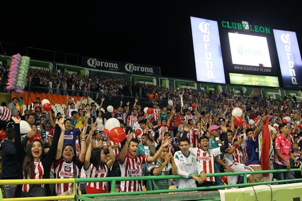 La afición de Chivas estuvo presente en el estadio.