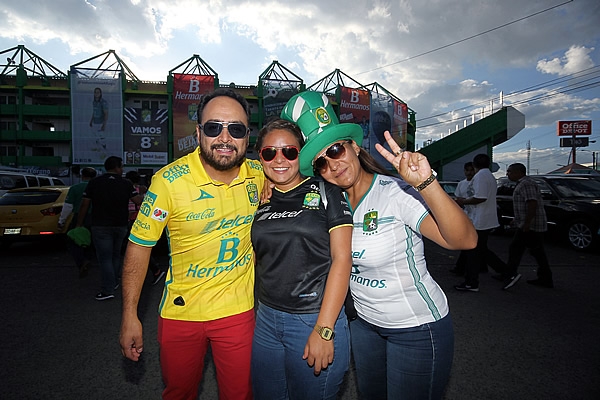 La afición espera con ansias el comienzo del partido.