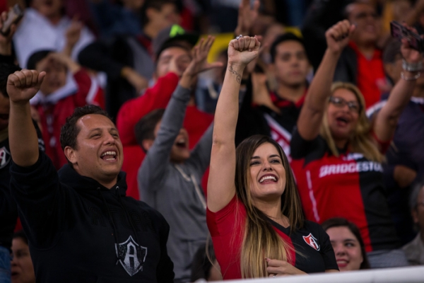 La afición rojinegra ya sentía el triunfo de su equipo.