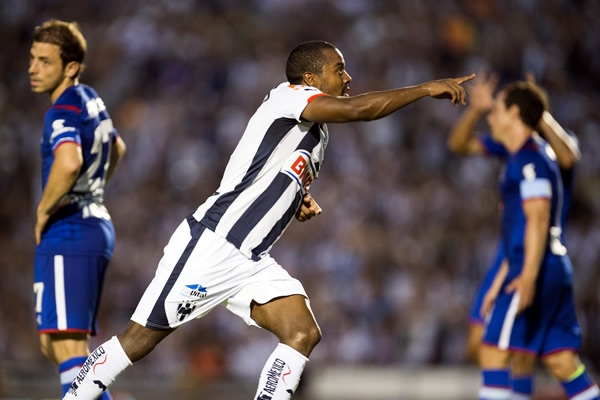 La defensa cementera no pudo hacer nada ante la habilidad de Pabon.