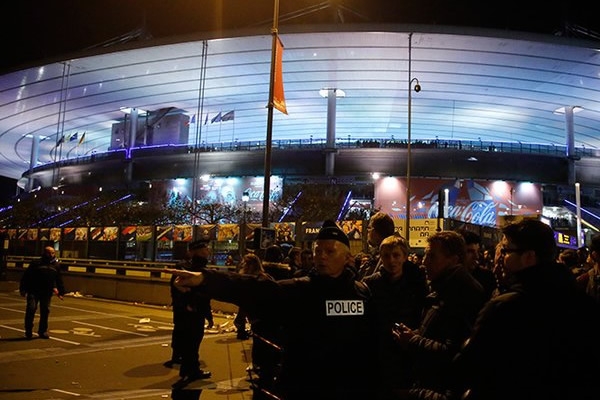 La policía resguardó los alrededores del estadio de fútbol. 