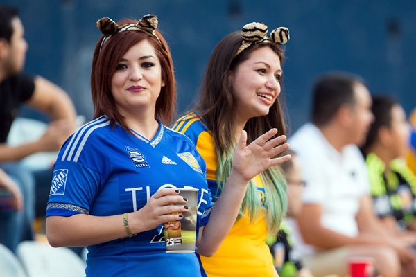 Las felinas también sacan las garras y se hacen presentes en el Universitario.