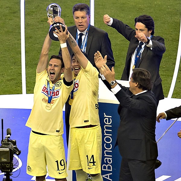 Layún y Sambueza alzaron el trofeo de Campeón.