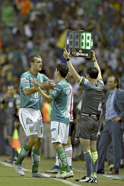 León tuvo hacer un cambio muy temprano.