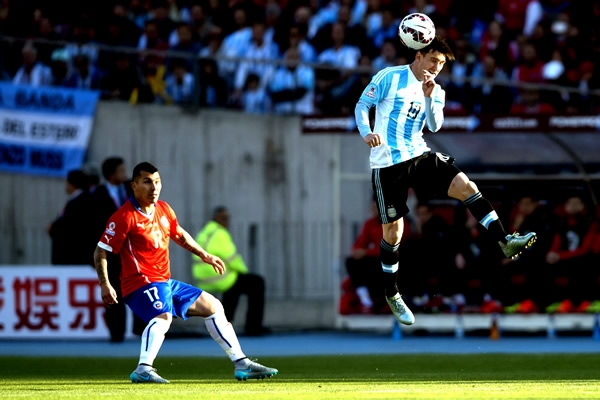 Lio metió en líos a Medel, quien no pudo deshacerse del argentino.