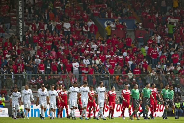 Listos los equipos, saltaron a la cancha.