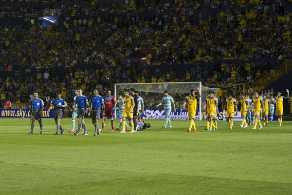 Listos para todo, saltaron los equipos a la cancha.