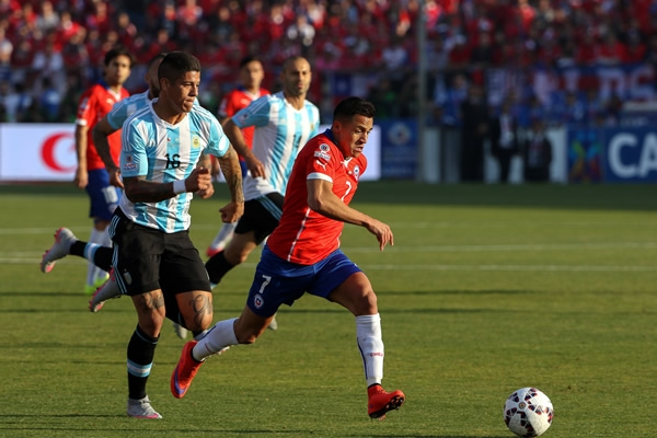 Los chilenos trataron de abrirse camino en frente.