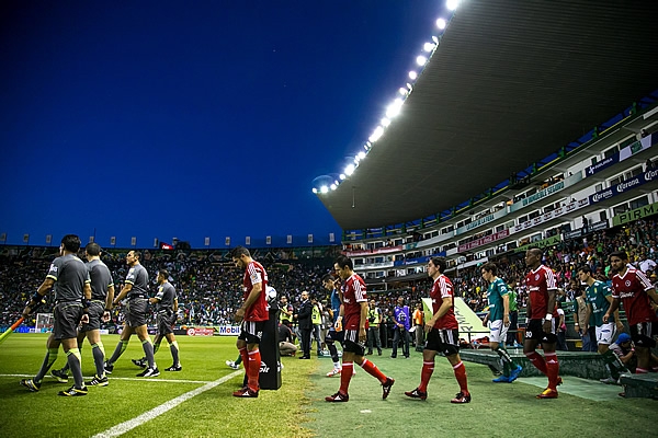Los equipos salen al terreno de campo.