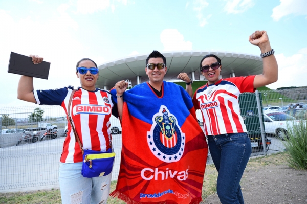 Los fans se dieron cita desde dos horas antes del partido de Chivas.