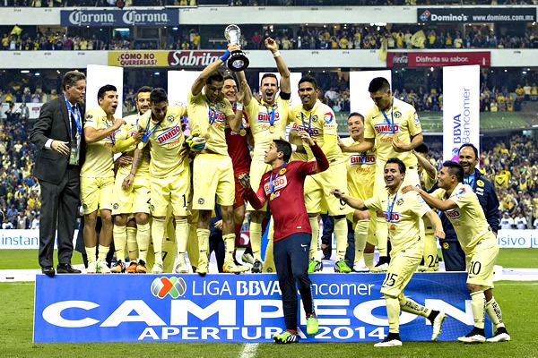 Los jugadores de América alzaron la Copa.
