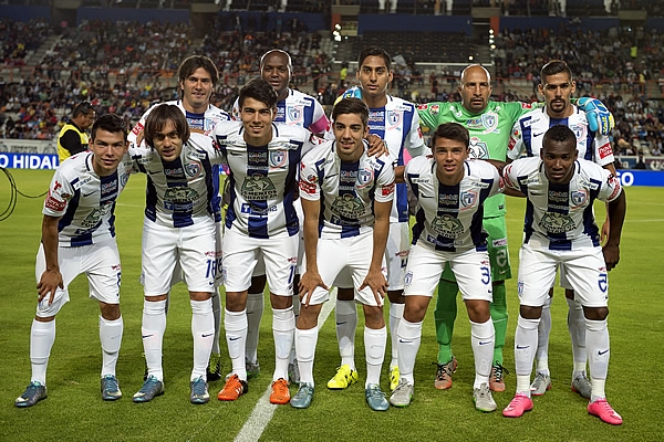 Los jugadores del Pachuca posan para la foto oficial.