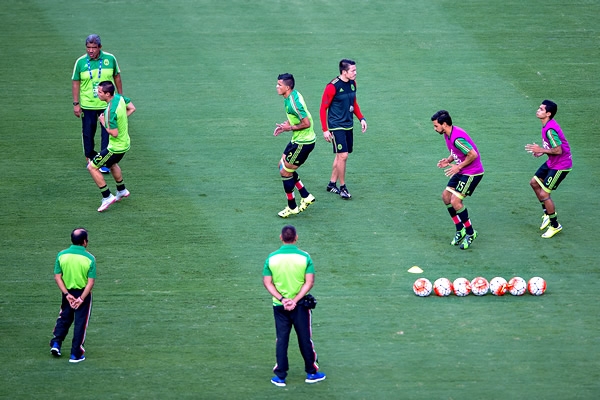 Los jugadores del Tri durante su calentamiento.