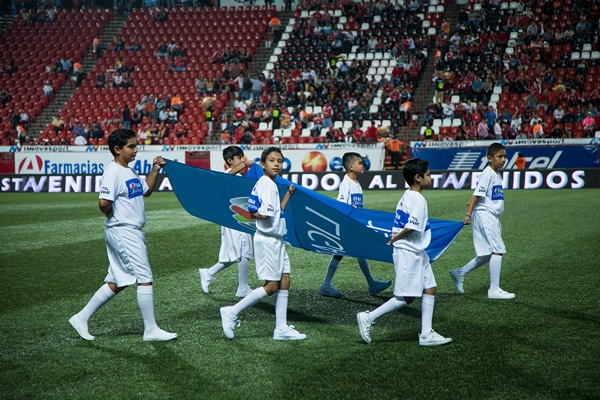 Los niños que portaron la bandera de la Liga Bancomer.