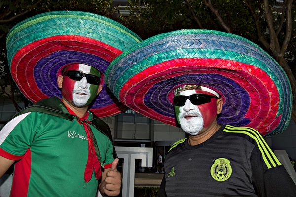 Los rostros pintados apoyando al Tricolor.
