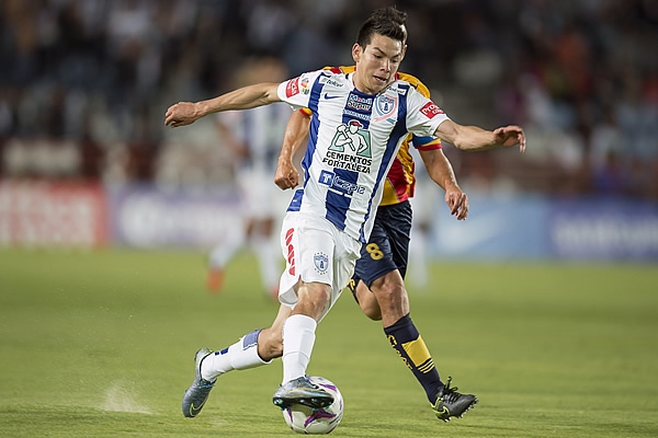 Lozano, un velocista, desborda por la banda.
