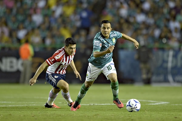 Luis Montes intentando una llegada.