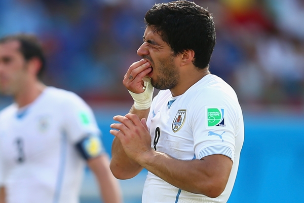 Luis Suárez soltó una mordida.