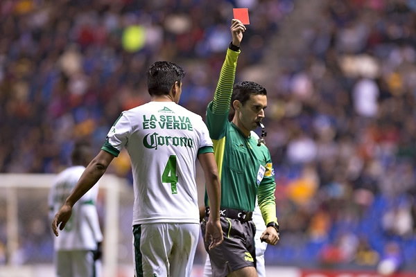 Luis Venegas y Francisco Silva se fueron a las regaderas por roja.