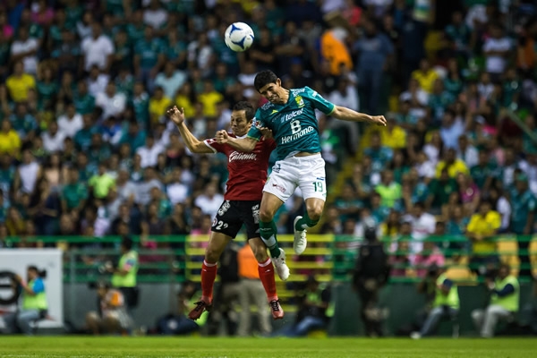 Magallon se eleva para despejar el esférico.