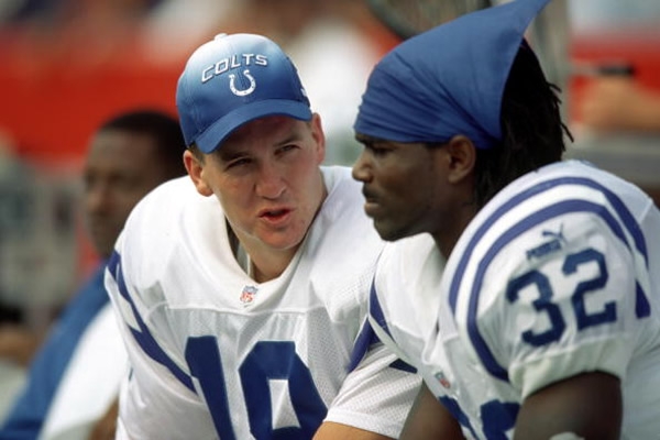 Manning formó una ofensiva temible junto a jugadores como Edgerrin James.