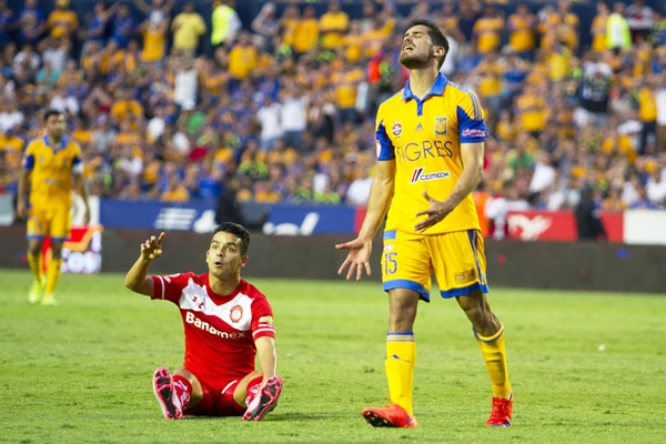 Manuel Viniegra también dejó ir la opción de gol.