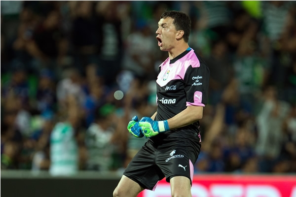 Marchesin festejó en grande el gol al minuto 2.