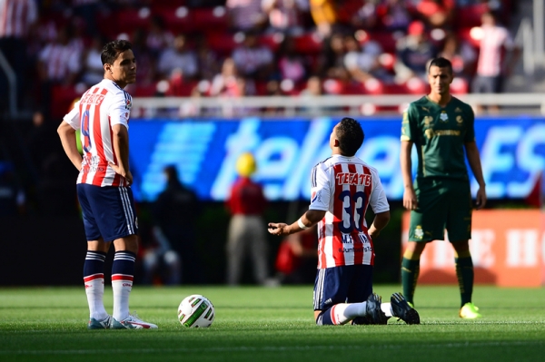 Marco Fabián pedía un milagro mementos antes del inicio.