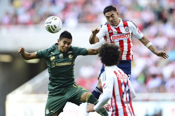Marco Fabián peleaba un balón por aire a media cancha.