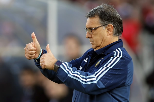 Martino mantuvo la calma pese a l gran riña dentro del campo.