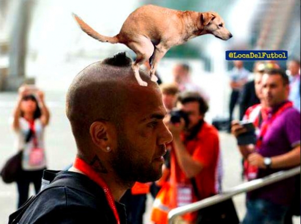 Memes del 'exótico' peinado de Dani Alves