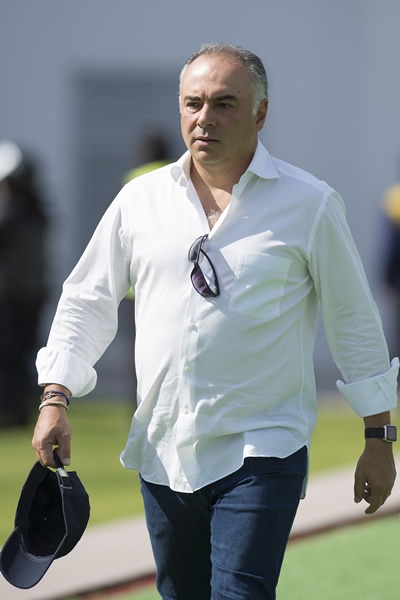 Memo Vázquez salió con gorra en mano.