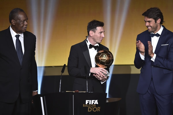 Messi recibió el premio de manos del brasileño Kaká.
