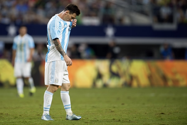 Messi y Argentina tuvieron opciones en el primer lapso, pero erraron.