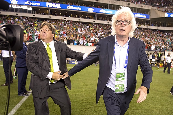 Miguel Herrera fue a darle la mano a Schaefer.