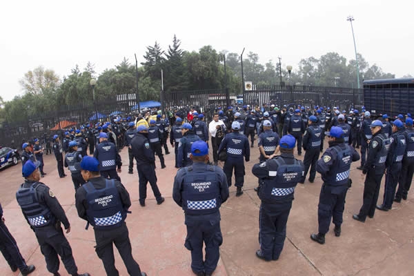 Miles de policías en el Olímpico Universitario.
