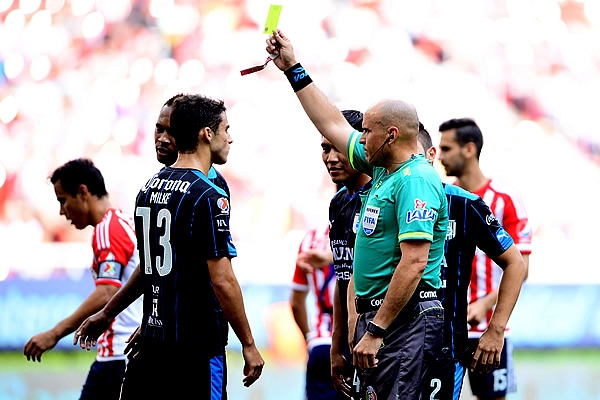 Milke fue amonestado en el primer tiempo.
