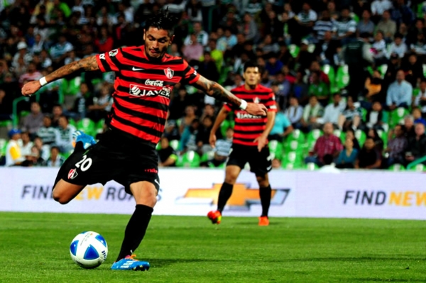 Millar fue la figura del partido al marcar un doblete ante Santos.