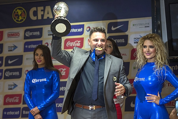 Mohamed llevó la Copa a la sala de conferencias.