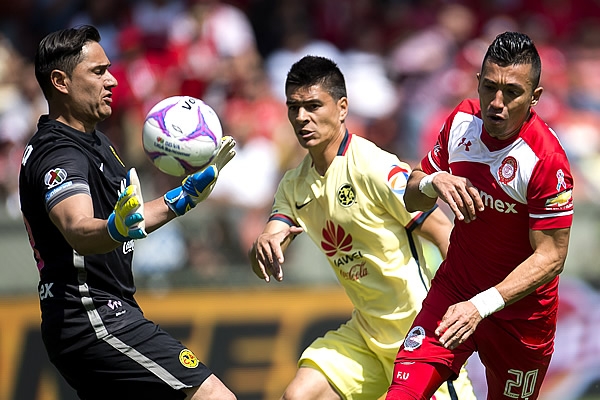 Moisés Muñoz sale a cortar un balón.