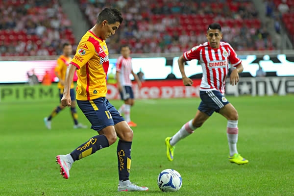 Morelia intentó despegarse de Chivas en la porcentual.