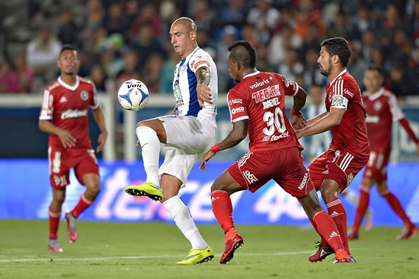 Nahuelpán hizo lo que quiso con la defensa de Xolos.