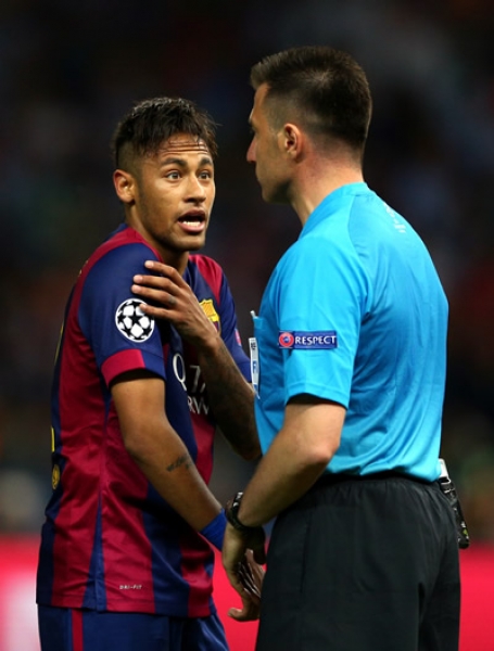 Neymar reclamaba que fue con el hombro.