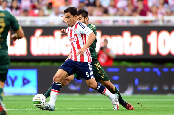 Omar Bravo desbordaba y buscaba un tiro centro por la derecha.