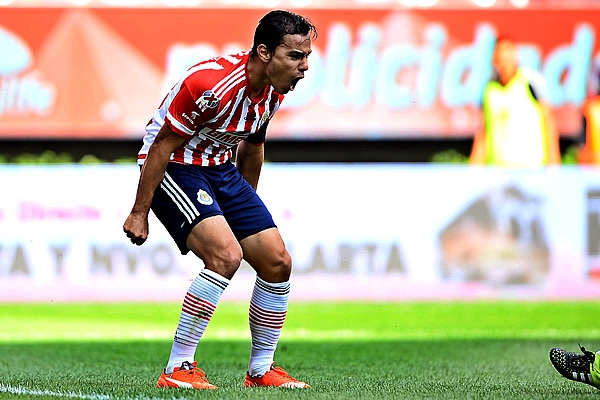 Omar Bravo inauguró los cartones a los 21 minutos.
