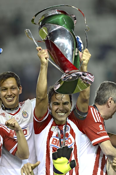 Omar Bravo levantó el título.